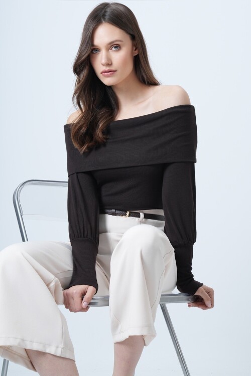 Geniş Kol Manşetli Madonna Yaka Bluz