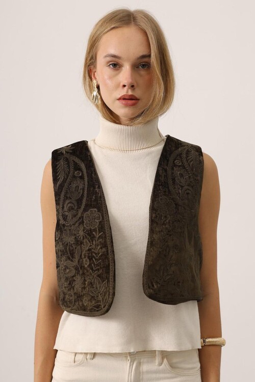 Kadife Dokulu Jakarlı Desenli Kısa Yelek