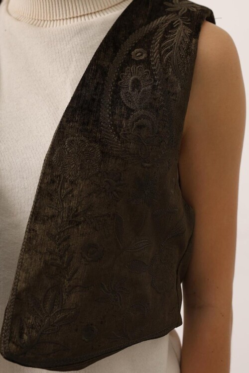 Kadife Dokulu Jakarlı Desenli Kısa Yelek