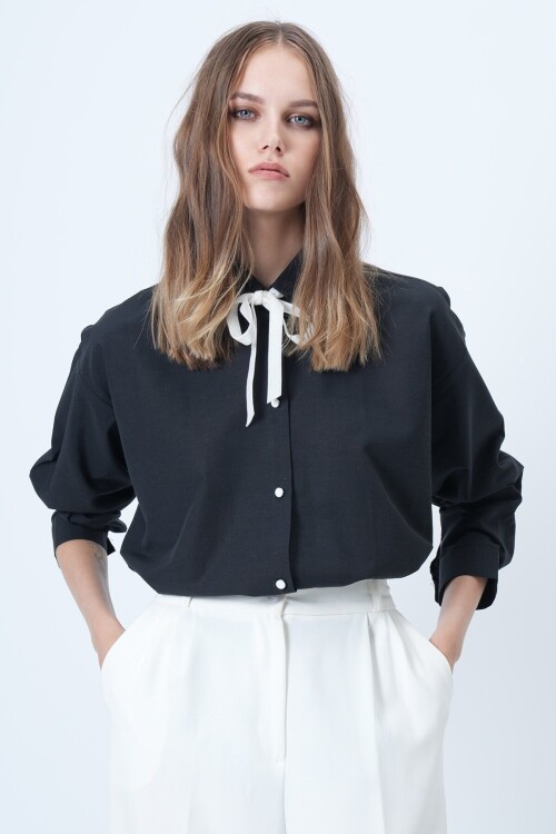 Kadife Kurdela Detaylı Kontrast Düğmeli Oversize Dokuma Gömlek