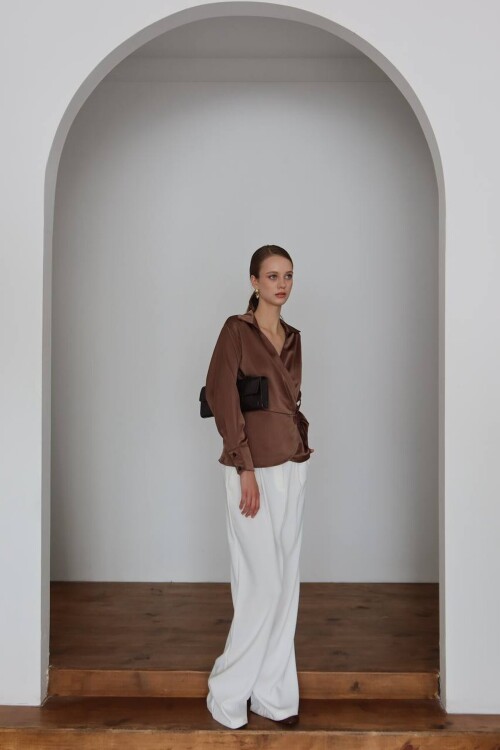 Kahverengi Kruvaze Yaka Kuşaklı Saten Bluz