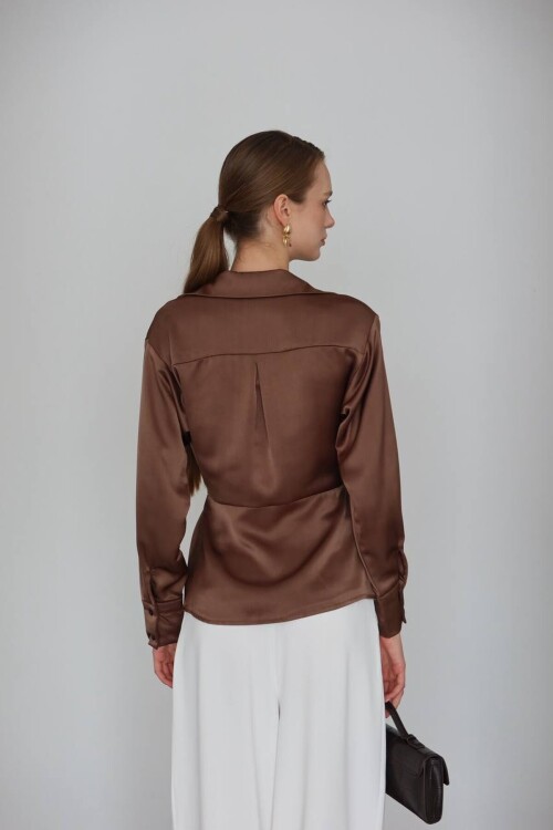Kahverengi Kruvaze Yaka Kuşaklı Saten Bluz
