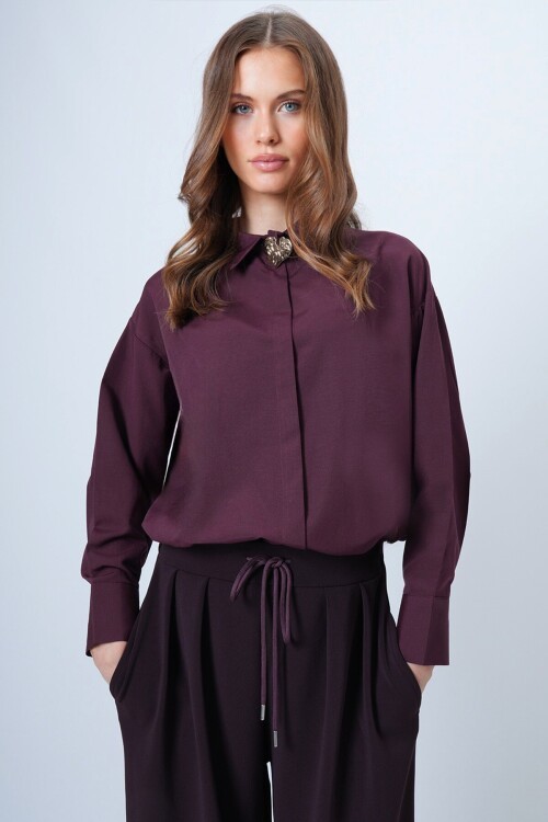 Kalp Broş Detaylı Geniş Manşetli Gömlek