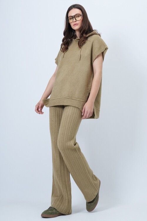 Kapüşonlu Kolsuz Sweat ve Beli Lastikli Pantolon Triko Takım