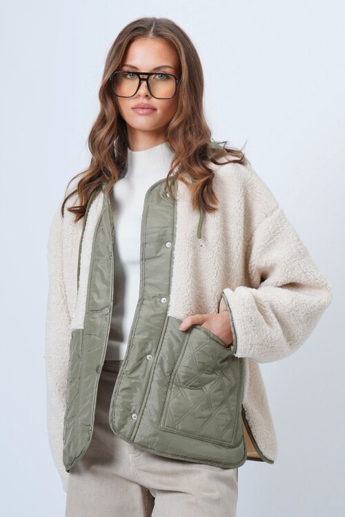 Kapüşonlu Peluş Dokulu Büyük Cepli Düğmeli Mont