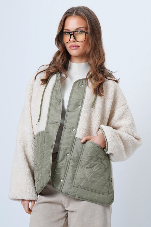 Kapüşonlu Peluş Dokulu Büyük Cepli Düğmeli Mont