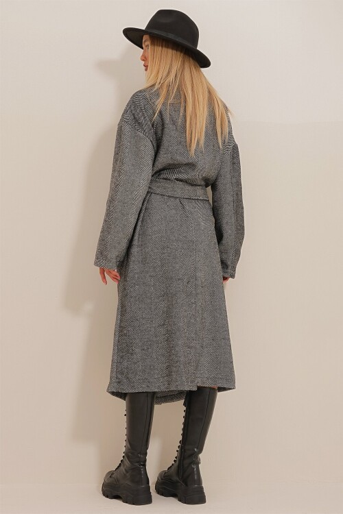 Kruvaze Beli Kemerli Balık Sırtı Desenli Kaşe Palto