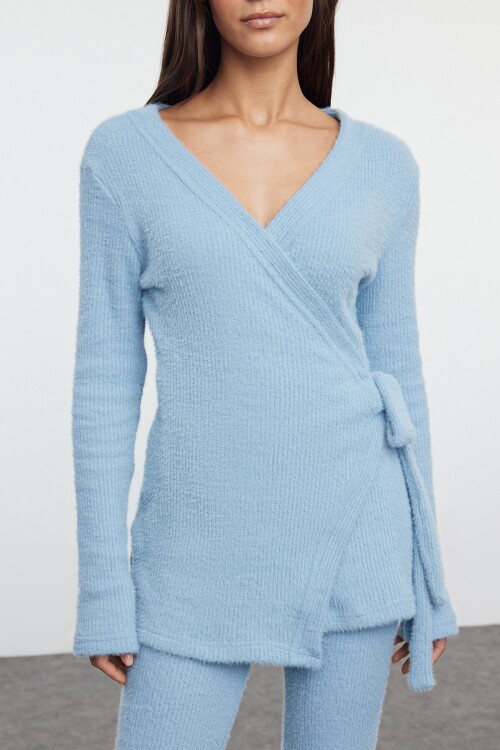 Kruvaze Yaka Bağlamalı Bluz Ve İspanyol Paça Pantolon Takım