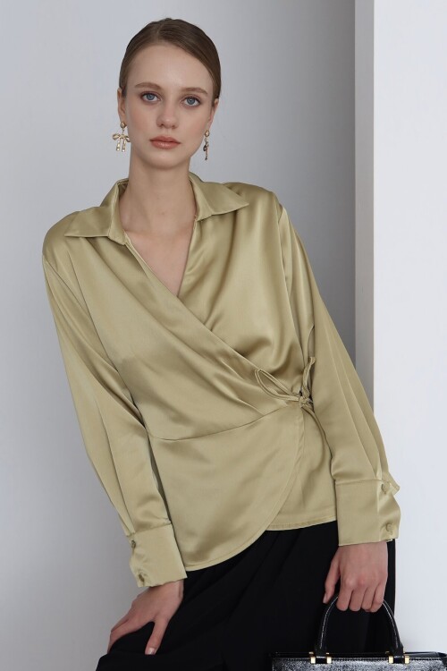 Kruvaze Yaka Bağlamalı Saten Bluz