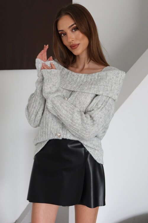 Madonna Yaka Düğmeli Triko Bluz