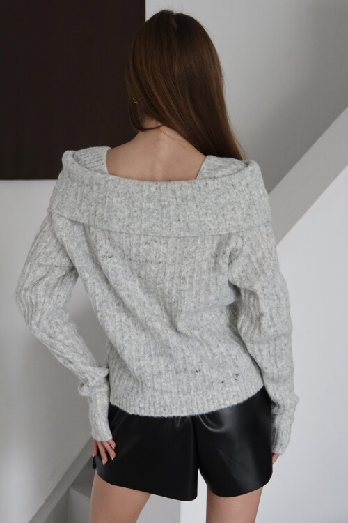 Madonna Yaka Düğmeli Triko Bluz