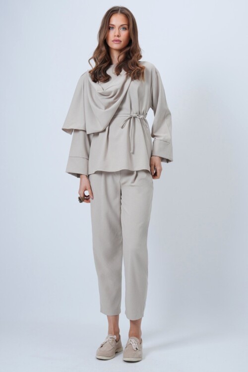 Şal Detaylı Geniş Manşet Bluz Çift Cepli Pantolon Takım