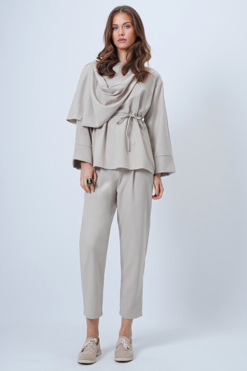 Şal Detaylı Geniş Manşet Bluz Çift Cepli Pantolon Takım