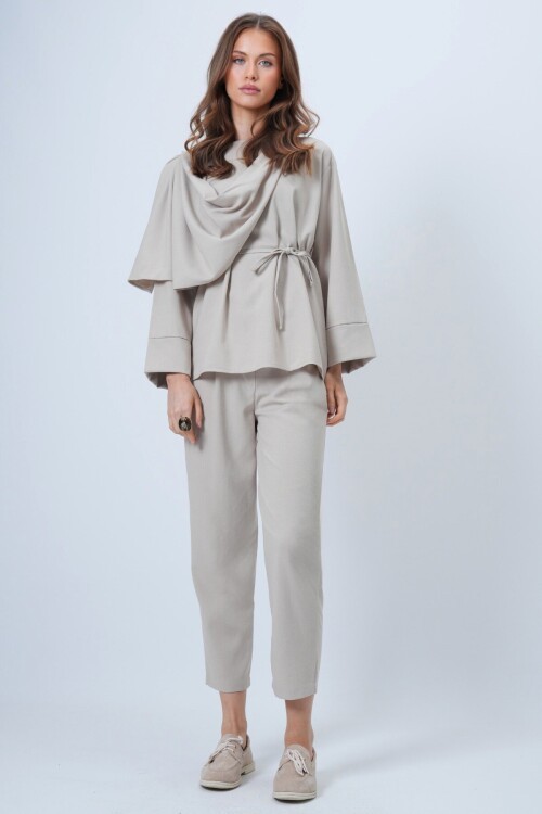 Şal Detaylı Geniş Manşet Bluz Çift Cepli Pantolon Takım