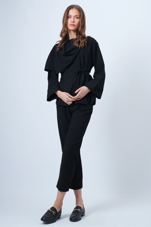 Şal Detaylı Geniş Manşet Bluz Çift Cepli Pantolon Takım