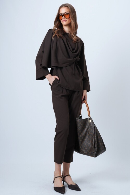 Şal Detaylı Geniş Manşet Bluz Çift Cepli Pantolon Takım