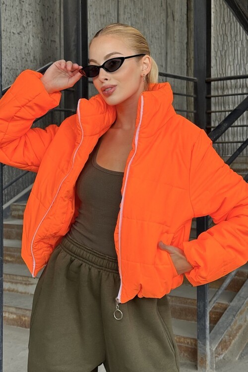 Taş Detaylı Sırt Desenli Dik Yaka Şişme Mont