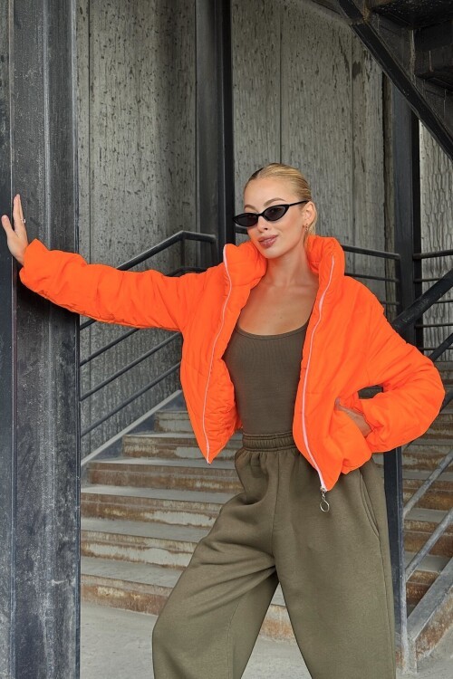 Taş Detaylı Sırt Desenli Dik Yaka Şişme Mont