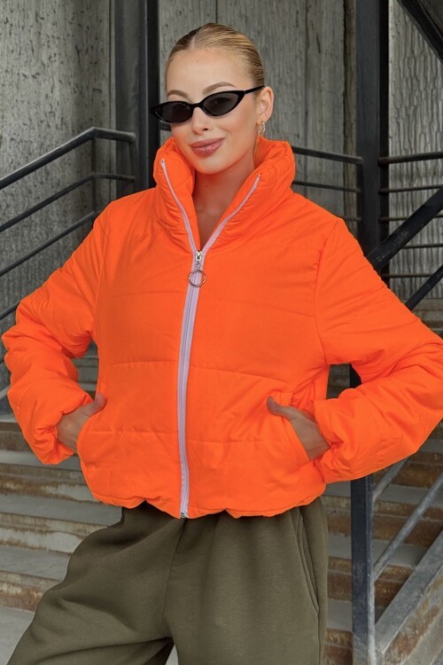 Taş Detaylı Sırt Desenli Dik Yaka Şişme Mont