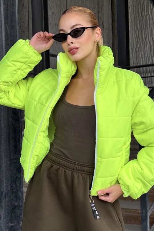 Taş Detaylı Sırt Desenli Dik Yaka Şişme Mont