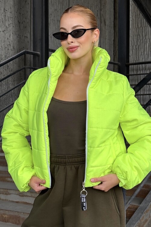 Taş Detaylı Sırt Desenli Dik Yaka Şişme Mont