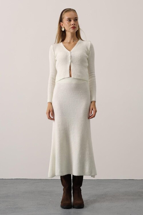 V Yaka Hırka ve Midi Boy Etek Triko Takım