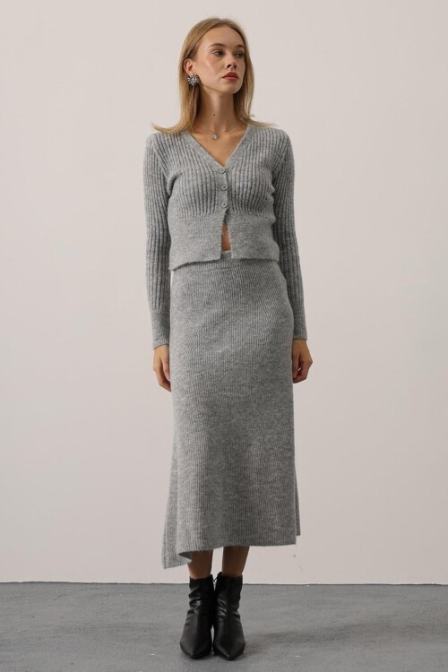 V Yaka Hırka ve Midi Boy Etek Triko Takım