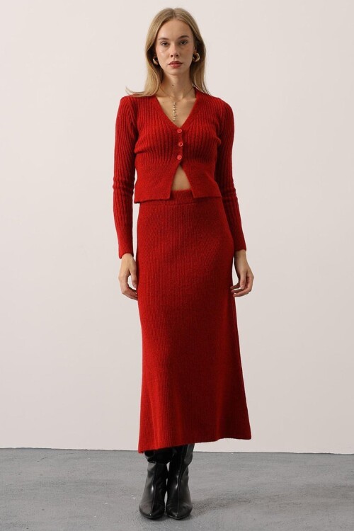 V Yaka Hırka ve Midi Boy Etek Triko Takım