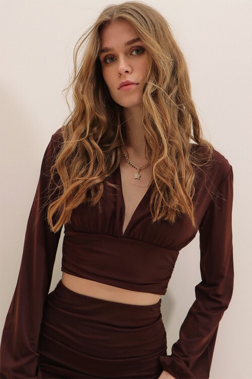 V Yaka Önü Ve Beli Büzgülü Sandy Crop Bluz