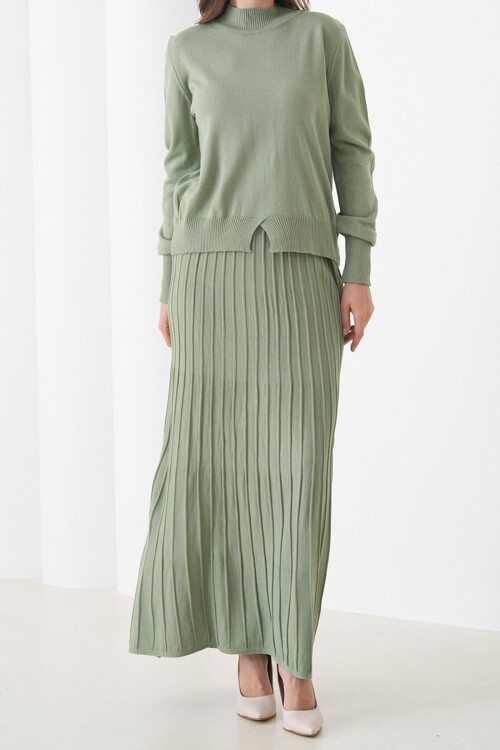 Yarım Balıkçı Yaka Kazak ve Midi Boy Piliseli Etek Takım