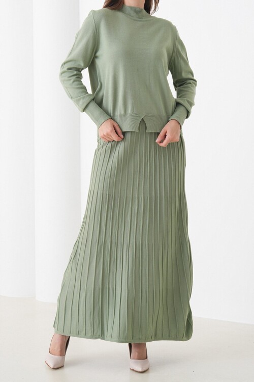 Yarım Balıkçı Yaka Kazak ve Midi Boy Piliseli Etek Takım