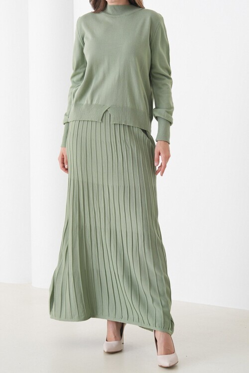 Yarım Balıkçı Yaka Kazak ve Midi Boy Piliseli Etek Takım