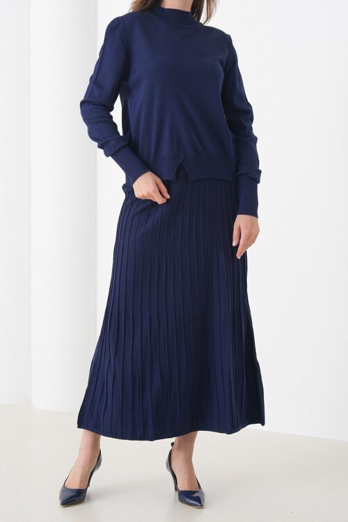 Yarım Balıkçı Yaka Kazak ve Midi Boy Piliseli Etek Takım