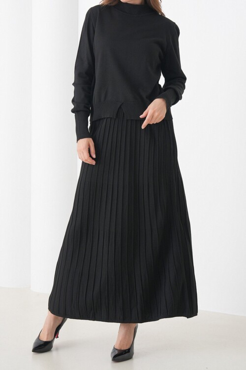 Yarım Balıkçı Yaka Kazak ve Midi Boy Piliseli Etek Takım