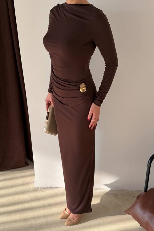 Aksesuar Detaylı Büzgülü Maxi Boy Elbise