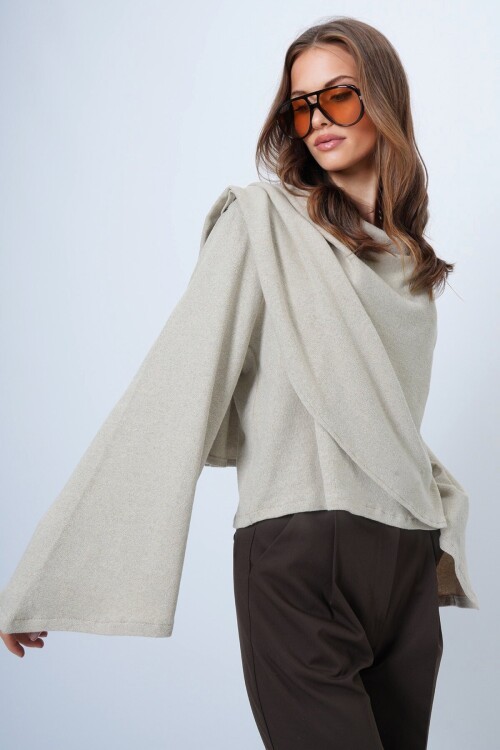 Atkı Detaylı Geniş Kollu Bluz