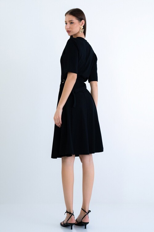 Bisiklet Yaka Tokalı Elbise