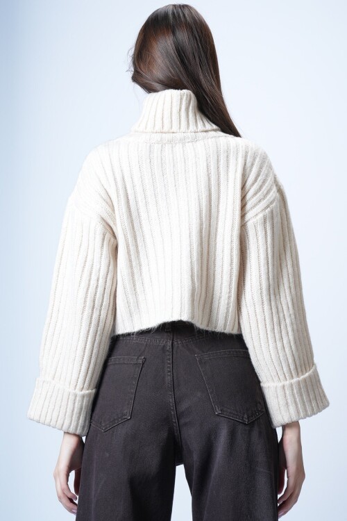 Krem Boğazlı Kısa Triko Kazak