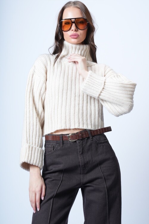 Krem Boğazlı Kısa Triko Kazak