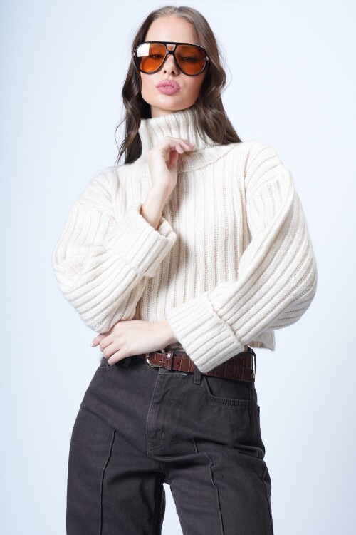 Krem Boğazlı Kısa Triko Kazak