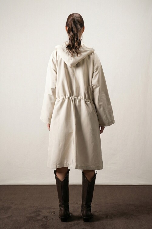 Çift Cepli Kapüşonlu Beli Bağlamalı Düğme Kapamalı Astarlı Trençkot