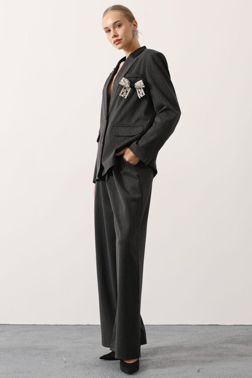 Çizgili Fiyonk Detalı Ceket ve Palazzo Pantolon Takım