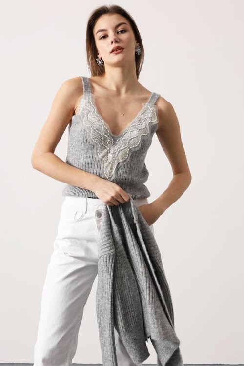 Dantel Detaylı Bluz ve Fitilli Hırka Triko Takım