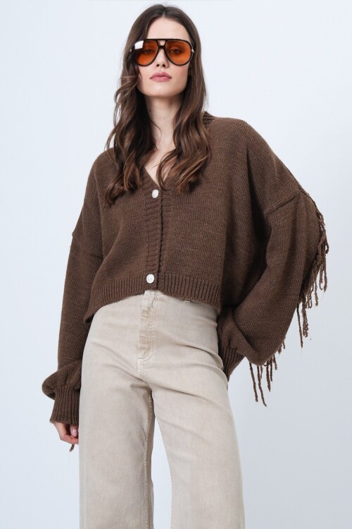 Derin V Yaka Rüğme Kapamalı Kolları Psüküllü Triko Hırka