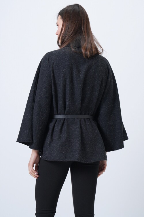 Dik Yaka Düğmeli Kemerli Panço