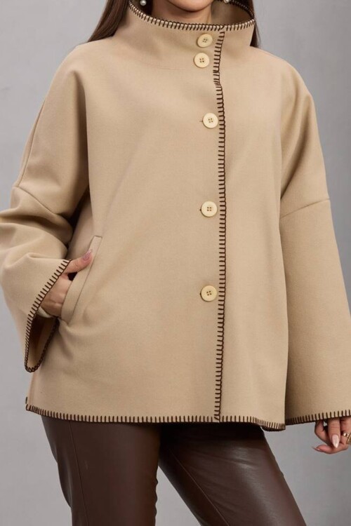 Düğmeli Geniş Kollu Kontrast Dikişli Yırtmaçlı Kaban