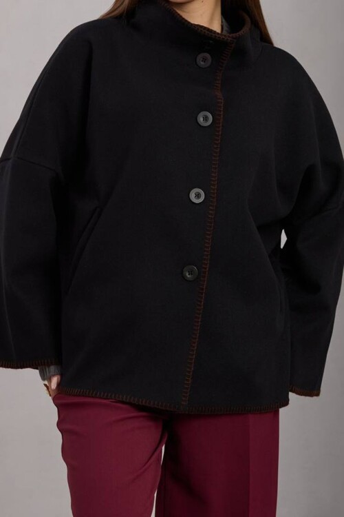 Düğmeli Geniş Kollu Kontrast Dikişli Yırtmaçlı Kaban