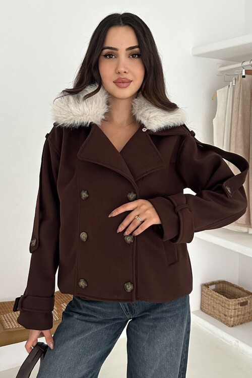 Düğmeli Kol Detaylı Kürk Yaka Kaşe Kaban