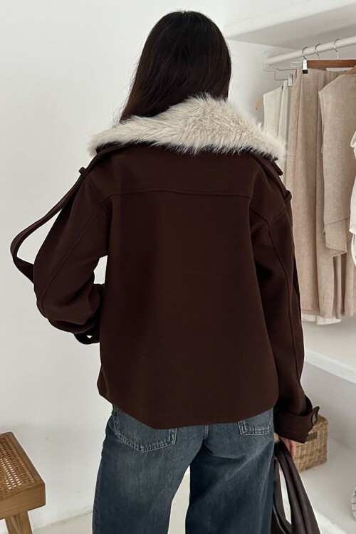 Düğmeli Kol Detaylı Kürk Yaka Kaşe Kaban