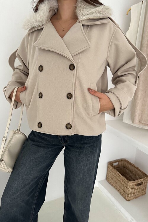 Düğmeli Kol Detaylı Kürk Yaka Kaşe Kaban